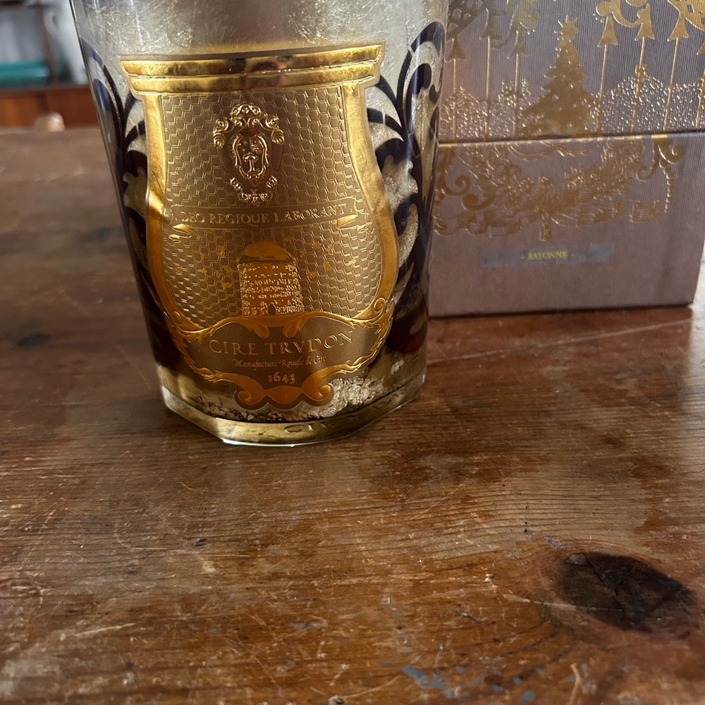 Trudon Empty LARGE intermezzo Bayonne candle vessel. Gold and red foil design. - Picture 9 of 11